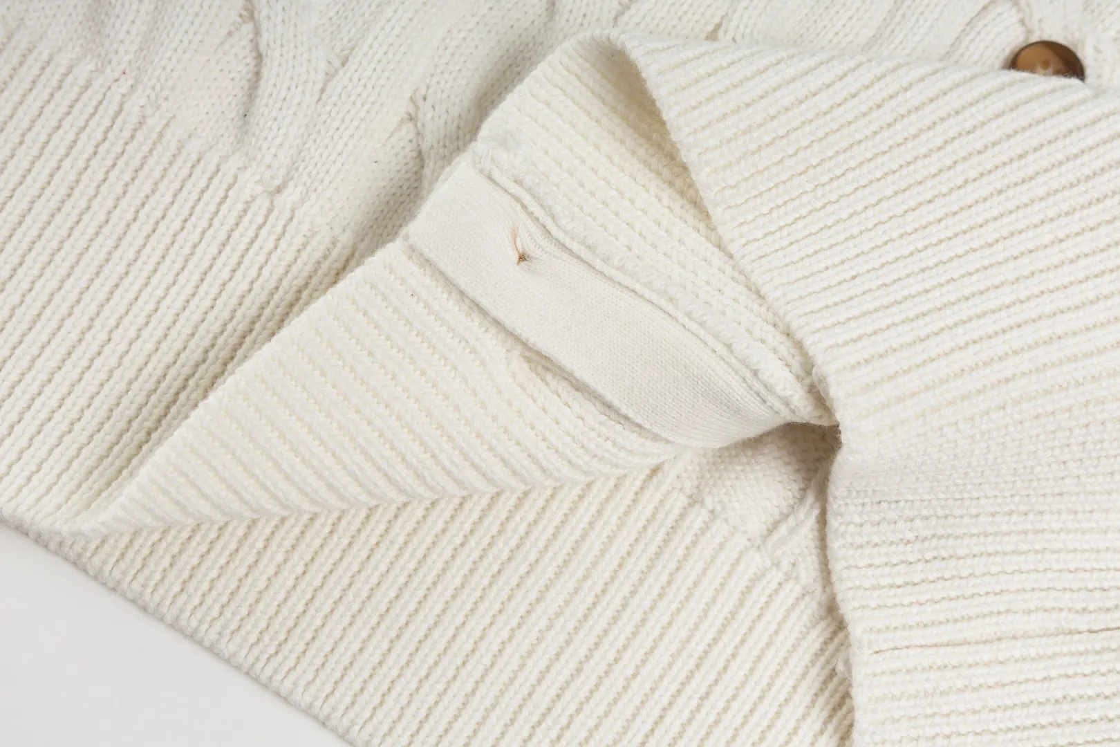 P230 #R93 RALPH LAUREN Ralph Lauren twelve colors classic small label embroidery logo seven-button knitted cable cardigan sweater women's top, high-density LOGO embroidery on the chest, original customization of tag accessories. Made of pure cotton yarn, pure cotton is skin-friendly and comfortable, small label war horse embroidered twist button cardigan sweater 🐎 high quality, follow the blogger to learn how to wear it! Let’s buy a Ralph Lauren cable sweater. It’s a super hard-to-find series after it became popular. It’s hard to find one on the official website. It’s simple and practical to wear, with a lazy and loose feel. The thickened fabric has more texture, feels soft and delicate, and has a loose fit. Whether worn alone or layered, you can wear different styles of fashion with just one piece!   Size: